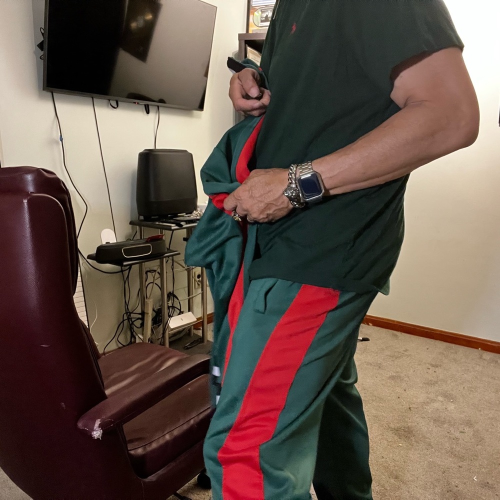 Athletic wear an extra large jogger sets that resembles a very expensive - Picture 10 of 12